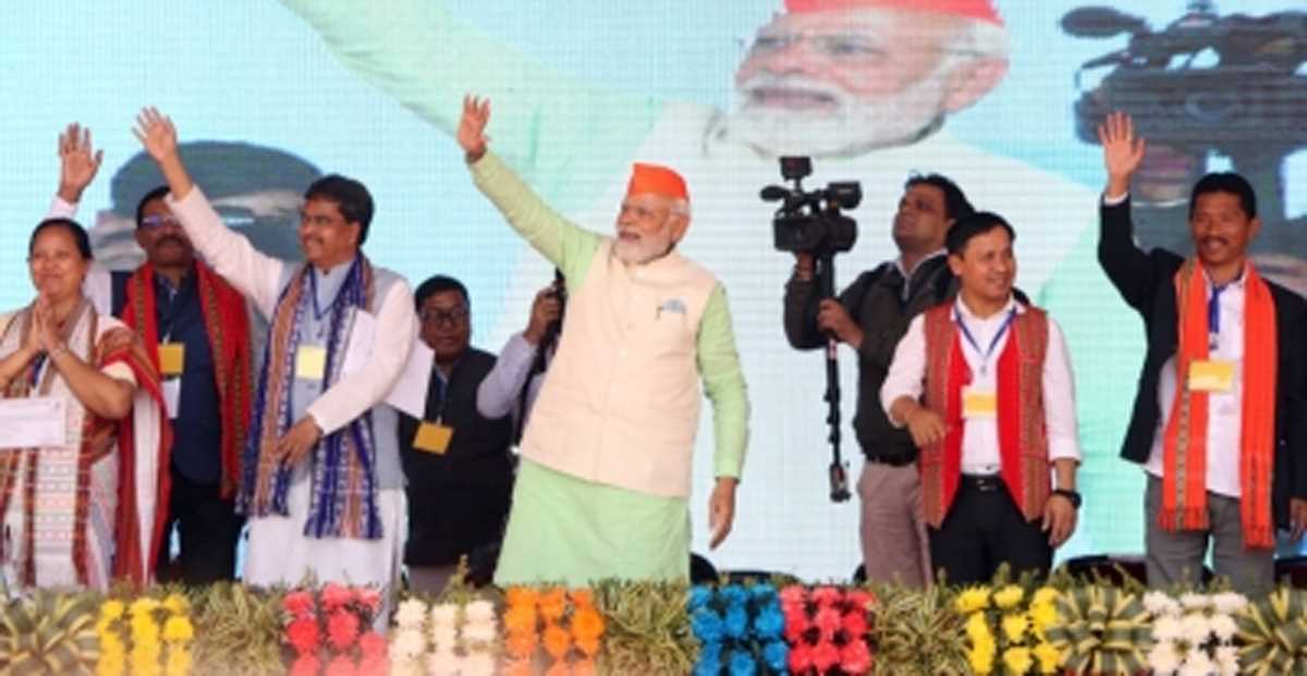 पीएम मोदी त्रिपुरा के वोटरों से बोले, कांग्रेस-लेफ्ट की दोधारी तलवार से सतर्क रहें पीएम मोदी त्रिपुरा के वोटरों से बोले, कांग्रेस-लेफ्ट की दोधारी तलवार से सतर्क रहें